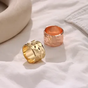 Fibbia per sciarpa larga martellata minimalista e set di anelli, elegante accessorio in metallo.