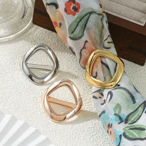 Anello per foulard geometrico in metallo minimalista, accessorio di modo versatile.