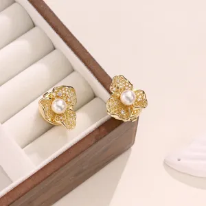 Copribottoni dorati per camicia, elegante design floreale con perla e zircone, decoro lusso.