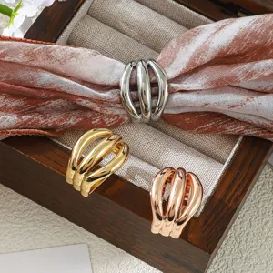 Primo piano dettagliato di fibbie per foulard in metallo a più fili argento oro rosa.