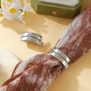 Fibbia per sciarpa argentata ricurva a doppio strato minimalista per look elegante.