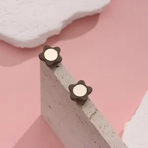 Magnetic scarf clip fashion brooch pin stylish shawl buckle accessory for women decorative items.