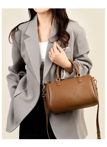 Classic brown leather women handbag, stylish shoulder and crossbody bag for daily commuting.