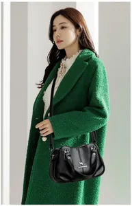 Vue détaillée du sac à bandoulière noir en cuir PU pour femme avec logo kangourou en métal.