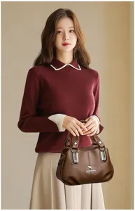 Élégant sac à main en cuir marron pour femme, design classique avec accessoires solides.