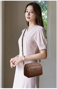 Elegante braune Damen Umhängetasche aus Leder mit mehreren Fächern und modischem Design.