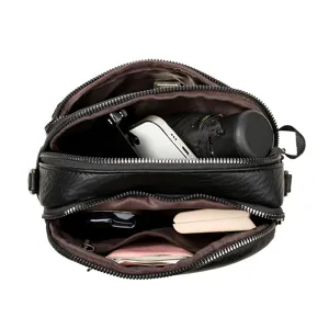 Schwarze Umhängetasche aus weichem Leder mit vielen Fächern ideal für den täglichen Gebrauch.