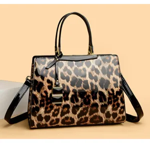 Dames handtas van gelakt leer met luipaardprint, elegante schoudertas met chique details.