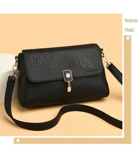 Schwarze Schultertasche aus weichem Leder mit geprägtem Blumenmuster und goldenen Beschlägen.