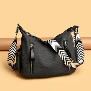 Große schwarze Schultertasche Umhängetasche mit breitem geometrischem Gurt für den Alltag.