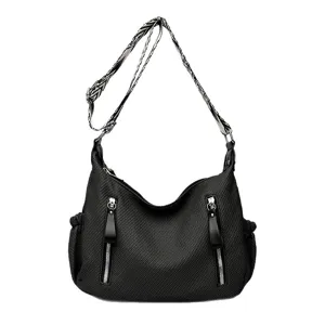 Klassische schwarze Hobo-Umhängetasche mit Mustergurt und zwei Reißverschlusstaschen.