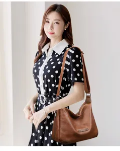 Détail de sac bandoulière marron en cuir PU, design souple élégant avec sangle réglable.