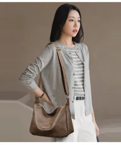 Sac bandoulière en cuir PU marron, vue de détail porté par le mannequin style quotidien.