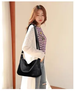 Vue détaillée d'un sac porté épaule en cuir PU noir, montrant la texture et le style.