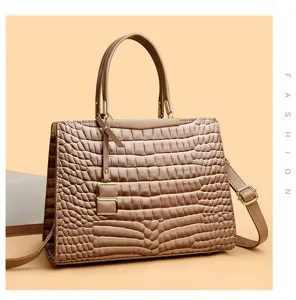 Elegante dames handtas met krokodillenprint, schouderband en stijlvolle metalen details.