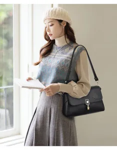 Elegante schwarze Umhängetasche aus Leder für Damen mit schickem Blumenmuster und Schloss.