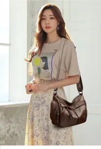 Vintage brown hobo shoulder bag for women, large capacity commuter tote and casual handbag.
