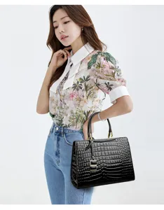 Elegante zwarte handtas met krokodillenmotief voor dames, veelzijdige mode tas voor dagelijks gebruik.