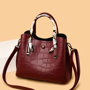 Rode handtas van krokodillenleer, stijlvolle shopper tas met elegante zijden sjaal.