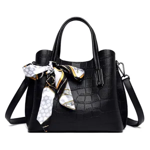 Zwarte croco print shopper voor vrouwen, stijlvolle zachte lederen handtas met zijden sjaal.
