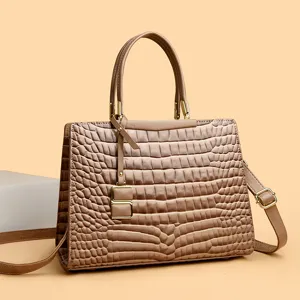 Elegante dames handtas met krokodillenprint, afneembare schouderband en metalen hanger.