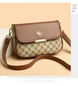 Élégant sac à bandoulière marron pour femme, sac porté épaule tendance en cuir avec quincaillerie.