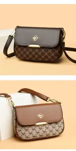 Élégant sac à bandoulière pour femme avec design à rabat chic et motif monogramme classique.