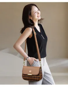 Vue détaillée du sac à bandoulière marron élégant présentant un motif losange classique.