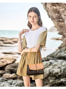 Sac bandoulière élégant en cuir PU monogrammé marron pour femmes, tendance chic.