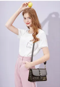 Sac à bandoulière pour femme en cuir PU monogrammé rétro avec fermoir métallique chic.