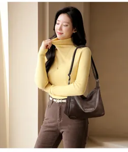 Sac bandouliere en cuir PU marron vue de detail avec design retro souple et chic.