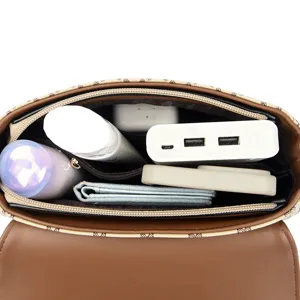 Sac à bandoulière élégant pour femme avec intérieur spacieux et design monogramme classique.