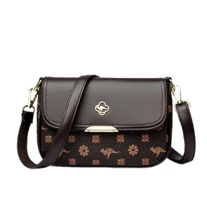 Sac à bandoulière marron élégant pour femme avec imprimé floral et fermoir en métal.