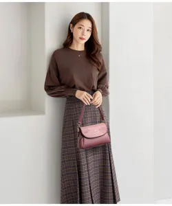 Elegant women's soft leather shoulder bag with chic leaf embossing and classic design.