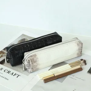 Premium crocodile pattern cowhide cosmetic bag detail close-up view, stylish storage pouch for daily use.