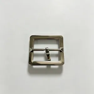 Fibbia per cintura quadrata in metallo argentato per pelletteria e design di abbigliamento.
