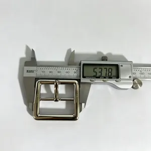Dettaglio di una fibbia per cintura quadrata in metallo con misurazione precisa con calibro.