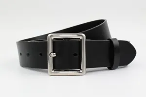 Primo piano dettagliato della cintura in pelle nera con elegante fibbia quadrata in metallo.