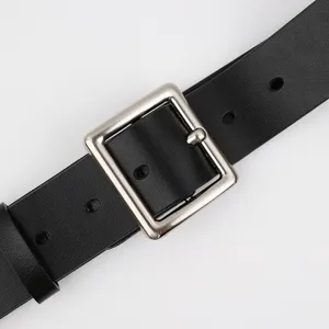 Cintura classica in pelle nera dotata di una elegante fibbia quadrata in metallo argentato.