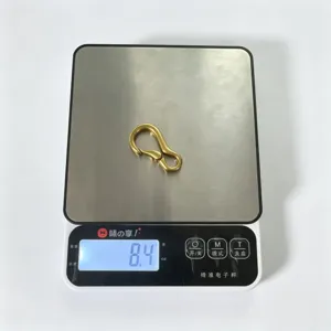 Mosqueton de laton cierre de resorte accesorio de hardware metalico vista de detalle.