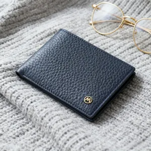 Portefeuille Court Homme en Cuir PU Texture Litchi Vintage Protection RFID Multi Fonction Porte Monnaie et Cartes avec Logo M en Métal