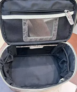 Vista interior detallada de bolso cosmético de viaje en cuero genuino con patrón de cocodrilo.