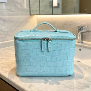 Bolso cosmético de cuero con estampado de cocodrilo azul claro, estuche de viaje portátil.