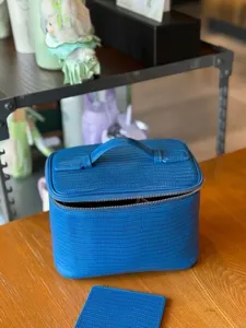 Bolsa de maquillaje de cuero con patrón de cocodrilo azul portátil gran capacidad organizador