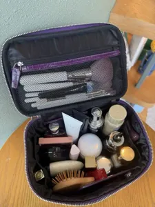Bolsa de maquillaje portátil de cuero genuino con patrón de cocodrilo y gran capacidad.