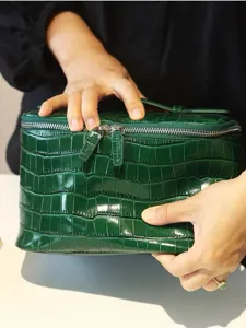 Bolsa cosmética de cuero con patrón de cocodrilo verde, estuche de viaje portátil.