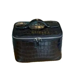 Bolsa de cosméticos negra con patrón de cocodrilo organizador de maquillaje asa