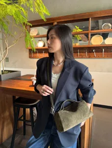 Sac boston en daim rétro, sac à bandoulière en cuir souple, sac fourre-tout vintage pour femmes.