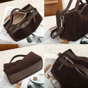 Details de sac boston en daim marron, sac a main bandouliere en cuir de vaches vintage.