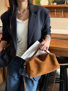 Sac Boston vintage en daim marron, sac à main oreiller de navette en cuir de vache souple.